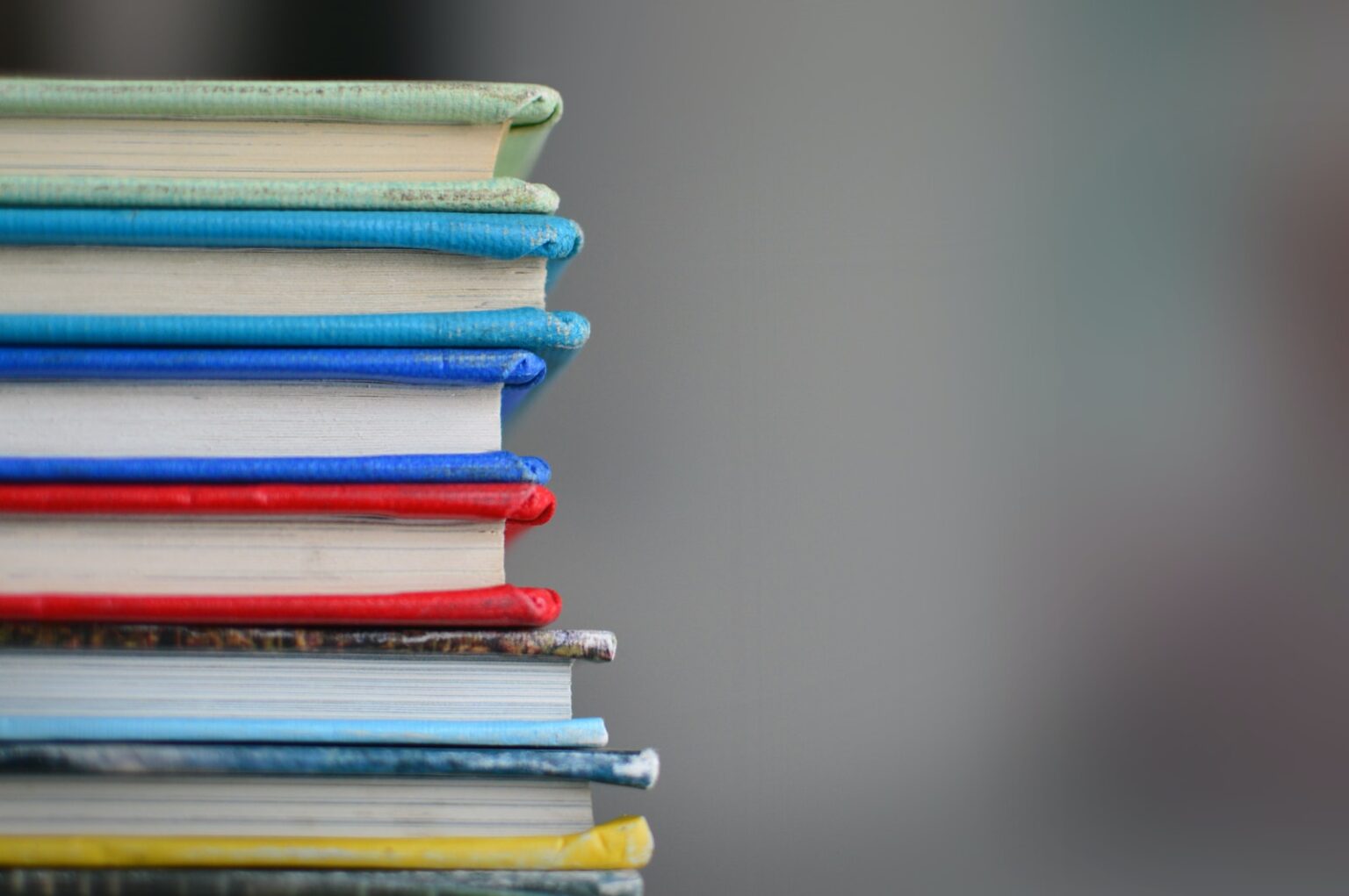 公開課程 2 shallow focus photography of books